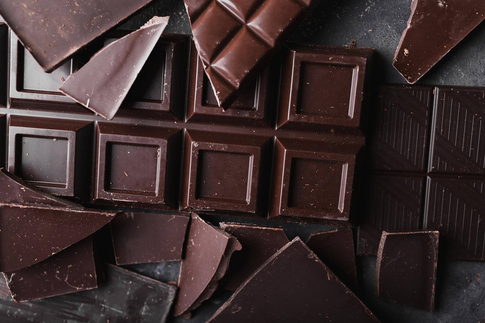 Barra de chocolate con onzas rotas.