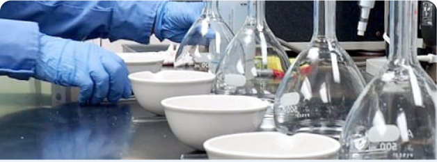 Científico que garantiza la calidad en un entorno estéril
